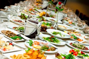 diner catering: tafel met eten en drinken